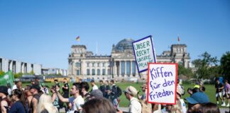 Hanfparade zieht durch Berlin – Forderung nach Legalisierung Teilnehmer der Hanfparade 2026 unter dem Motto "Gerecht! Gesund! Genießen!" tragen Transparente und Plakate vor dem Reichstagsgebäude.