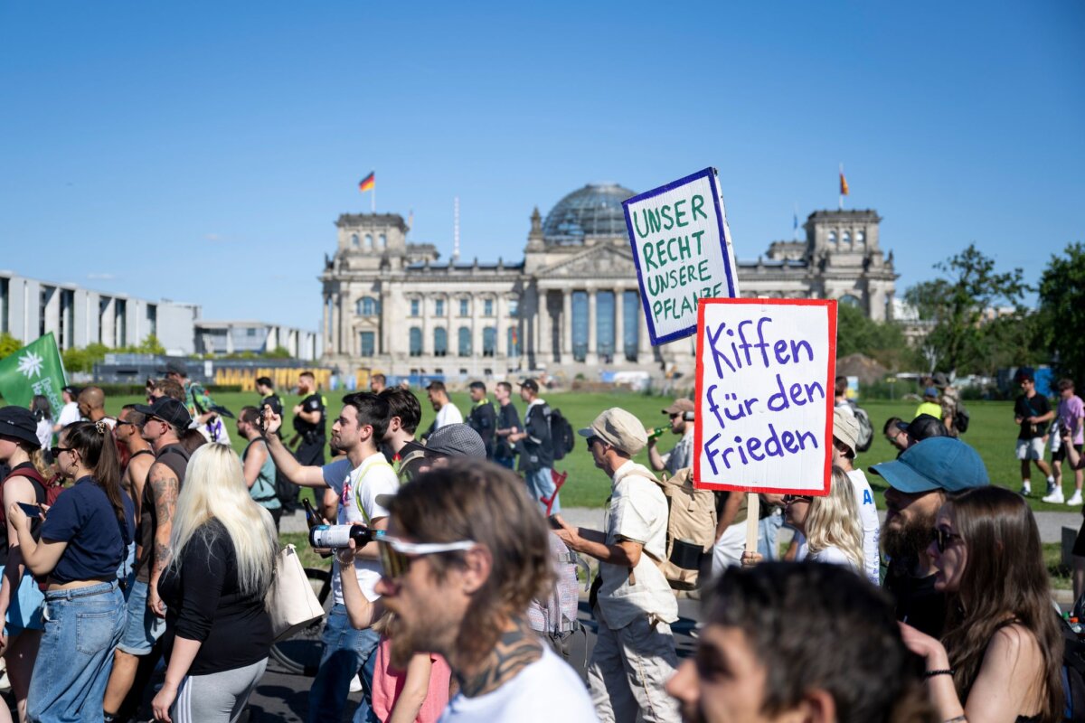 Hanfparade 2026 Teilnehmer der Hanfparade 2026 unter dem Motto "Gerecht! Gesund! Genießen!" tragen Transparente und Plakate vor dem Reichstagsgebäude.