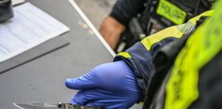 Polizei kontrolliert diese Woche verstärkt Waffen im ÖPNV Durch das allgemeine Verbot darf die Polizei Menschen ohne einen konkreten Anlass kontrollieren.