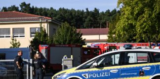 Nach Gewalttat in Schule: Viele Kinder sind noch auf Gelände Bei einer Gewalttat an einem Schulcampus in Gosen-Neu Zittau in Brandenburg sind zwei Menschen ums Leben gekommen.