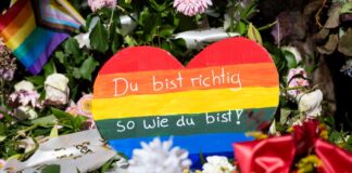 Opferbeauftragter: Nach Akutphase persönliche Gespräche In der Nähe des CSD-Anschlags liegen Blumen, Kerzen und ein Regenbogenfarbenes Herz an einem Baum. (Archivbild)