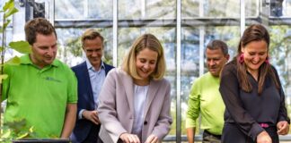 Ministerin lobt Baum-Uni: Raum fürs Umdenken Die Ministerinnen haben Eicheln gepflanzt.