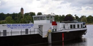 Passagiere auf jüdischem Kulturschiff in Berlin beschimpft Das Kulturschiff MS Goldberg liegt im Hafen an der Schiffbauergasse. (Archivbild)
