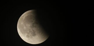 Wann und wo die Mondfinsternis zu sehen ist Wer die partielle Mondfinsternis sehen will, muss am Freitag früh aufstehen und auch etwas Glück haben. (Archivbild)
