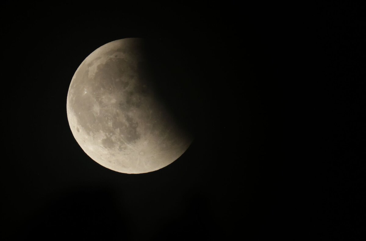 Mondfinsternis Wer die partielle Mondfinsternis sehen will, muss am Freitag früh aufstehen und auch etwas Glück haben. (Archivbild)