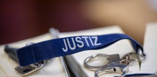 Ein Ex-Polizist, der mit gestohlenen Daten rund 330.000 Euro erschlichen haben, erhielt eine mehrjährige Haftstrafe. (Symbolbild)