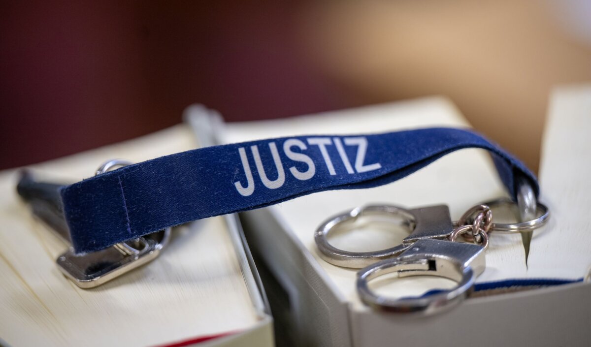 Justiz Ein Ex-Polizist, der mit gestohlenen Daten rund 330.000 Euro erschlichen haben, erhielt eine mehrjährige Haftstrafe. (Symbolbild)