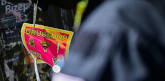 Drogen-Werbung mit Gratisprobe, Visitenkarte und Sticker Inzwischen gibt es nicht nur Werbeaufkleber für Drogen, sondern auch Gratisproben. (Archivbild)