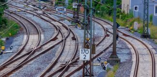 Andauernde Restarbeiten bremsen die Züge auf der sanierten Bahnstrecke immer wieder aus. (Archivbild)