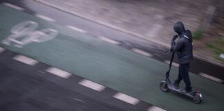 E-Scooter-Fahrer nach Sturz in Berlin in Lebensgefahr Ein E-Scooter-Fahrer hat sich bei einem Sturz lebensgefährlich verletzt. (Symbolbild)