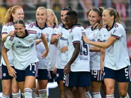 Signal der Stärke: Bayerns Fußballerinnen siegen bei Union Die Münchnerinnen freuen sich mit ihrer Premierentorschützin Klara Bühl (l).