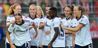 Signal der Stärke: Bayerns Fußballerinnen siegen bei Union Die Münchnerinnen freuen sich mit ihrer Premierentorschützin Klara Bühl (l).