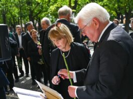 Bundespräsident bei Trauerfeier für Uwe-Karsten Heye Bundespräsident Frank-Walter Steinmeier und seine Frau Elke Büdenbender verabschiedeten sich bei einer Trauerfeier in Potsdam von dem früheren Regierungssprecher Uwe-Karsten Heye.