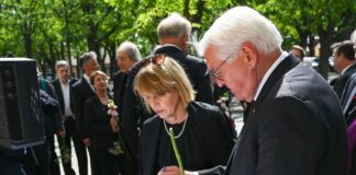 Bundespräsident bei Trauerfeier für Uwe-Karsten Heye Bundespräsident Frank-Walter Steinmeier und seine Frau Elke Büdenbender verabschiedeten sich bei einer Trauerfeier in Potsdam von dem früheren Regierungssprecher Uwe-Karsten Heye.