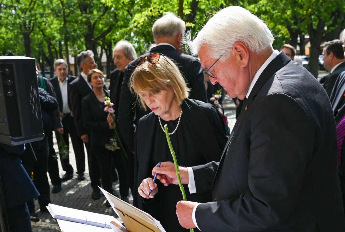 Trauerfeier für Ex-Regierungssprecher Uwe-Karsten Heye Bundespräsident Frank-Walter Steinmeier und seine Frau Elke Büdenbender verabschiedeten sich bei einer Trauerfeier in Potsdam von dem früheren Regierungssprecher Uwe-Karsten Heye.