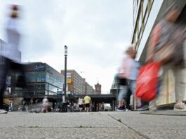 Zahl der Gewerbeanmeldungen in Berlin stagniert Die meisten Gewerbe-An- und Abmeldungen entfielen dem Amt für Statistik zufolge im ersten Halbjahr auf den Einzelhandel. (Archivbild)