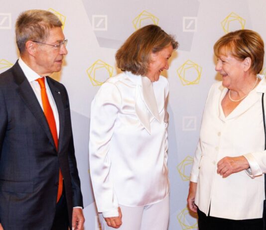 Auch Merkel dabei: Berliner Philharmoniker eröffnen Saison Merkel besuchte das Konzert der Berliner Philharmoniker.