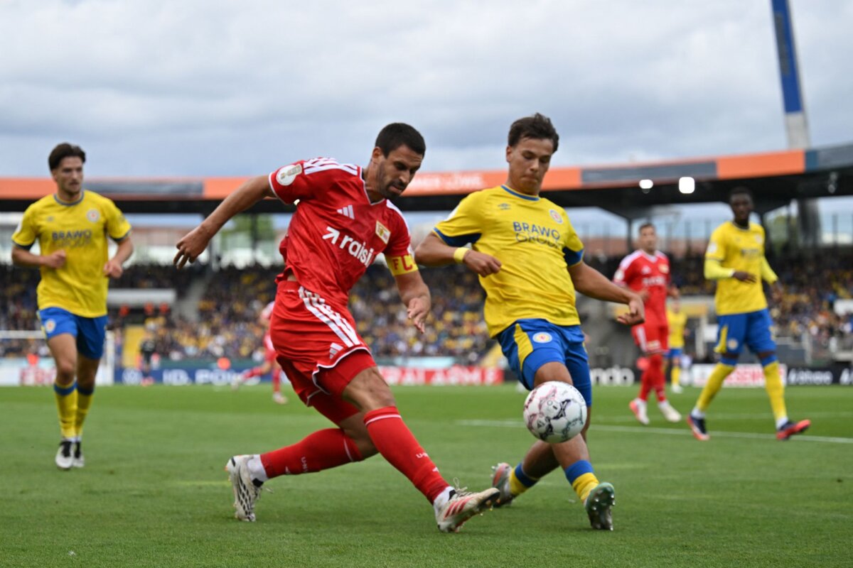 Eintracht Braunschweig - 1. FC Union Berlin Rani Khedira von Union Berlin (l) und Max Marie von Eintracht Braunschweig im Zweikampf.