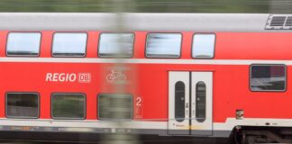Regionalexpress mit Fußballfans bleibt liegen Für rund 500 Fahrgäste endet die Fahrt mit dem Regionalexpress kurz vor Königs Wusterhausen. (Symbolbild)