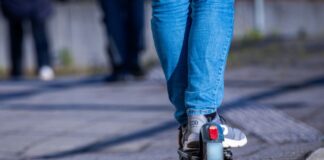E-Scooter-Unfall mit Jugendlichen auf dem Alexanderplatz Die Polizei beschlagnahmte den E-Scooter. (Symbolbild)