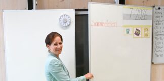 Rekord: Fast 405.000 Schüler in Berlin Bildungssenatorin Katharina Günther-Wünsch (CDU) informierte in einer Berliner Grundschule über das neue Schuljahr, das am Montag beginnt.