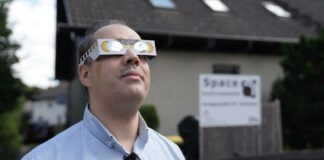 Spezialbrillen sind vor der Sonnenfinsternis heiß begehrt Christopher Förster, der das Teleskopgeschäft Space Instruments in Berlin-Lichtenrade betreibt, zeigt, wie man eine Sonnenfinsternisbrille richtig aufsetzt.