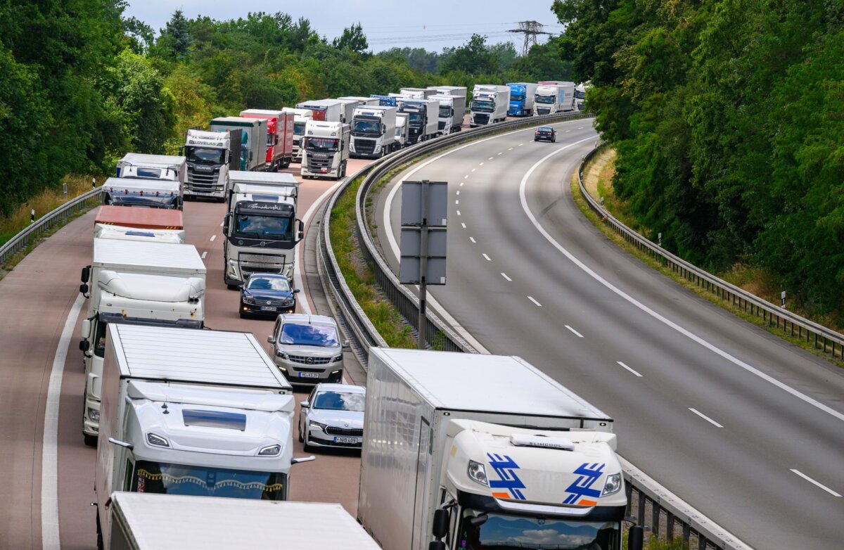 Stau auf der A12 Durch das gelockerte Lkw-Fahrverbot kommt es zu einem größeren Verkehrsaufkommen. (Archivbild)