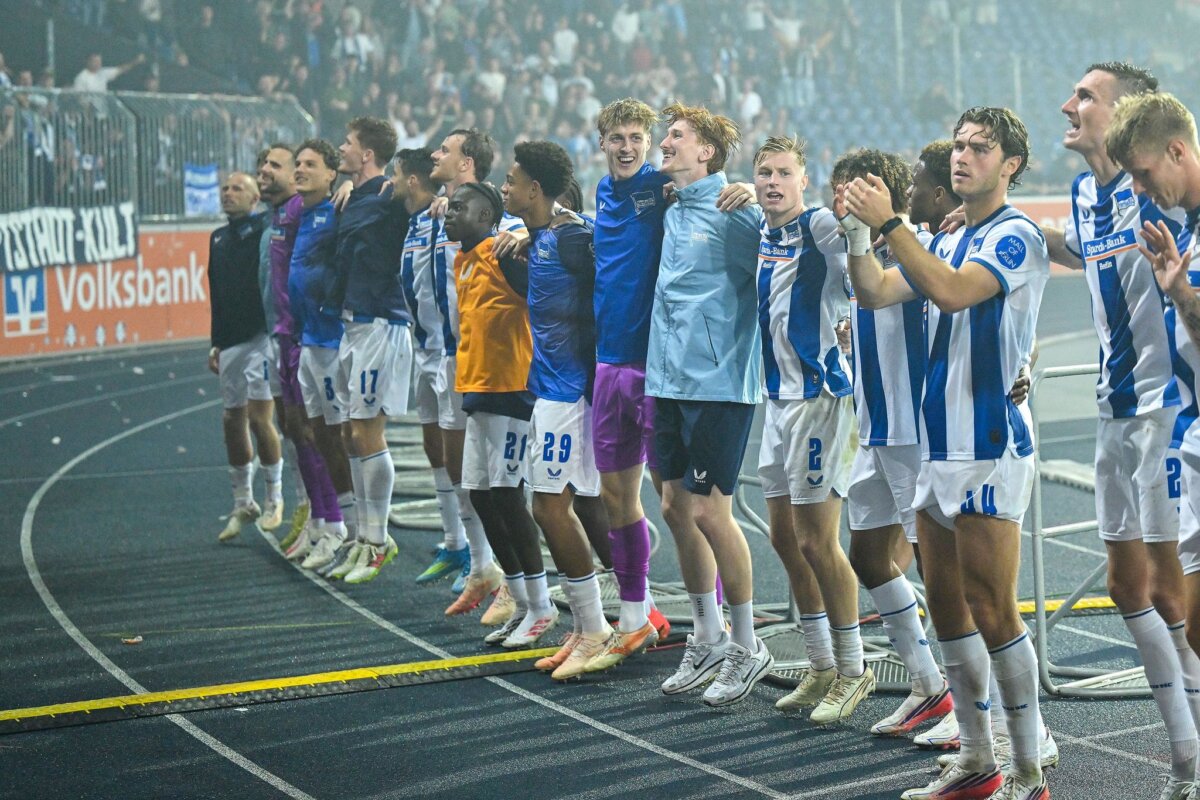 Eintracht Braunschweig - Hertha BSC Die Spieler mussten auch eine halbe Stunde nach Abpfiff noch einmal mit den Fans feiern.