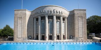 Volksbühne: Wie man an Tickets für das Schwimmbad kommt Wasser ist schon drin: das temporäre Schwimmbad. (Archivbild)