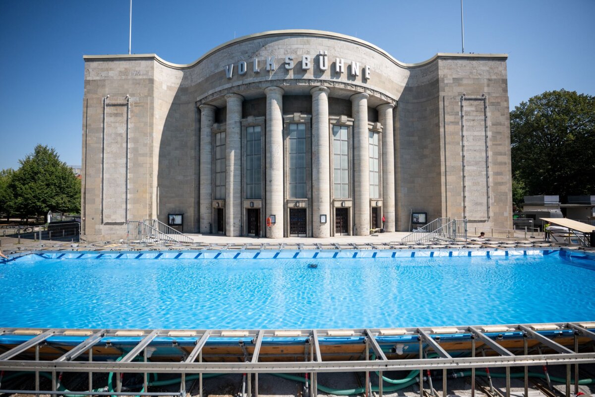 Temporärer Pool vor der Volksbühne Wasser ist schon drin: das temporäre Schwimmbad. (Archivbild)