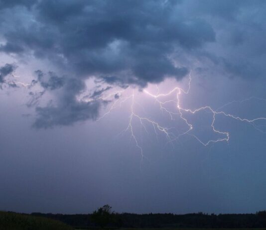 Gewitter und Unwettergefahr – Wochenende startet wechselhaft Wetterumschwung: Gewitter und Unwetter drohen am Freitag. (Symbolbild)