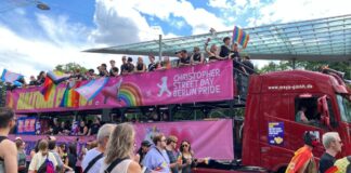 Berliner zeigen beim CSD in Hamburg Präsenz Auch ein Truck des Berliner CSD nahm an der Parade in Hamburg teil.