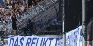 Banner vor Fluchttor sorgt für Spielunterbrechung in Bochum Weil ein Banner der Hertha-Anhänger ein Fluchttor im Bochumer Ruhrstadion verdeckte, musste das Auftaktspiel der 2. Fußball-Bundesliga für einige Minuten unterbrochen werden.