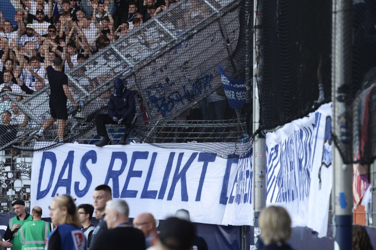 VfL Bochum - Hertha BSC Weil ein Banner der Hertha-Anhänger ein Fluchttor im Bochumer Ruhrstadion verdeckte, musste das Auftaktspiel der 2. Fußball-Bundesliga für einige Minuten unterbrochen werden.