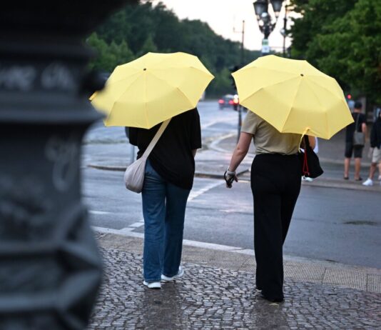 Schauer und Gewitter zum Wochenstart Den Menschen in Berlin und Brandenburg stehen Schauer und Gewitter bevor. (Symbolbild)