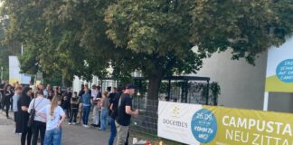 Gewalttat mit zwei Toten an Schule schockt Brandenburg Menschen gedenken der zwei Toten in Neu Zittau.