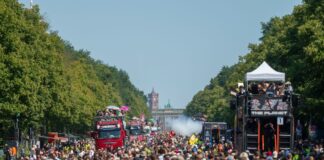 Die Techno-Parade «Rave The Planet» findet zwischen Brandenburger Tor und Siegessäule statt.  