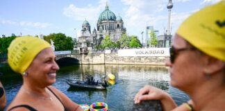 Schwimmdemo in der Spree bleibt an Land Die Teilnehmer der geplanten Schwimm-Demo mussten am Abend wegen schlechter Wasserqualität an Land bleiben.