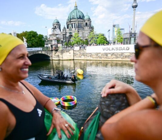 Schwimmdemo in der Spree bleibt an Land Die Teilnehmer der geplanten Schwimm-Demo mussten am Abend wegen schlechter Wasserqualität an Land bleiben.