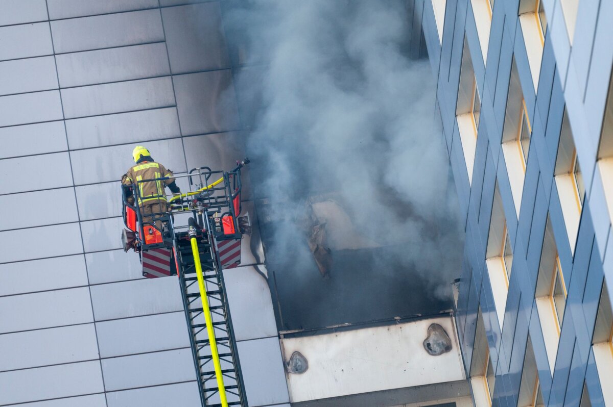 Wohnungsbrand nahe dem Berliner Ostbahnhof Der Einsatz sei «dramatisch» gewesen, Menschen standen am Fenster und drohten zu springen, sagte ein Feuerwehrsprecher.