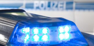 Am Ostkreuz kommt es zu einem rassistischen Angriff. Der Täter beschimpft sein Opfer und trägt Waffen mit sich. (Symbolbild)