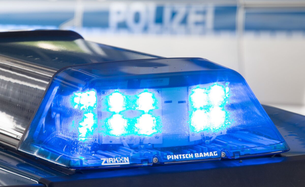 Polizei Am Ostkreuz kommt es zu einem rassistischen Angriff. Der Täter beschimpft sein Opfer und trägt Waffen mit sich. (Symbolbild)