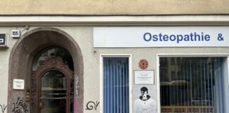 Blick auf den Eingang der Hauptstraße 155 in Schöneberg in Berlin. Hier wohnte, wie auch eine Gedenktafel zeigt, der Popstar David Bowie in den 70er Jahren.