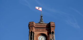 Einen Monat vor Wahl: Umfrage sieht Linke in Berlin vorne Wer zieht ins Rote Rathaus?