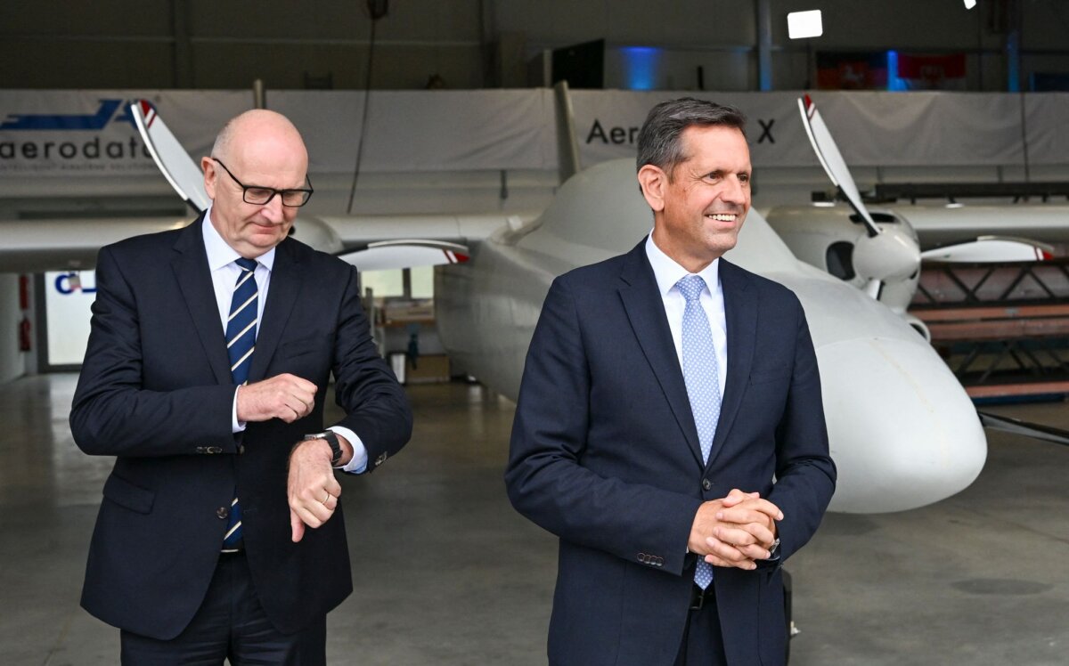 Unternehmen Aerodata stellt neue Aufklärungsdrohne vor Niedersachsens Ministerpräsident Olaf Lies (SPD) (rechts) - Seite an Seite mit seinem Amtskollegen aus Brandenburg - hält nichts von einem «Trainer»-Wechsel bei der SPD.