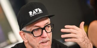 Dr. Motte spricht bei der Pressekonferenz zu der Rave The Planet Parade.