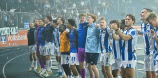 Die Spieler mussten auch eine halbe Stunde nach Abpfiff noch einmal mit den Fans feiern.