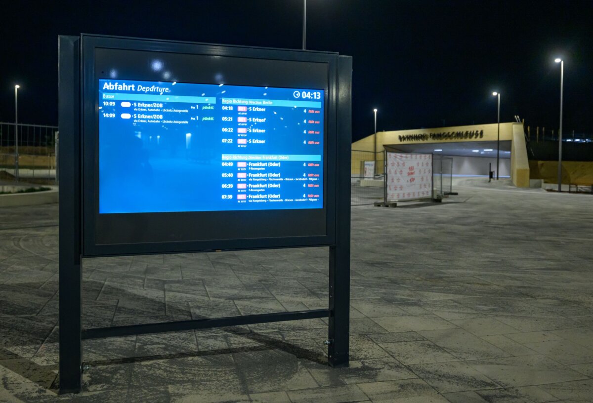 Bahnhof Fangschleuse - Eröffnung verzögert sich Aus der geplante Öffnung des neu gebauten Bahnhofs Fangschleuse nahe dem Tesla-Werk wurde vorerst nichts. Die Strecke des Regionalexpress RE1 zwischen Berlin und Frankfurt (Oder) wurde doch noch nicht freigegeben.