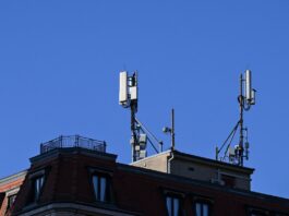 Mobilfunknetz soll bei Katastrophen besser funktionieren Das Mobilfunknetz in Berlin umfasst rund 3.300 Sendemasten, die zum Teil auf Dächern sind. (Archivbild)