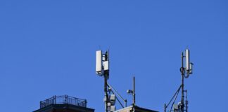 Mobilfunknetz soll bei Katastrophen besser funktionieren Das Mobilfunknetz in Berlin umfasst rund 3.300 Sendemasten, die zum Teil auf Dächern sind. (Archivbild)